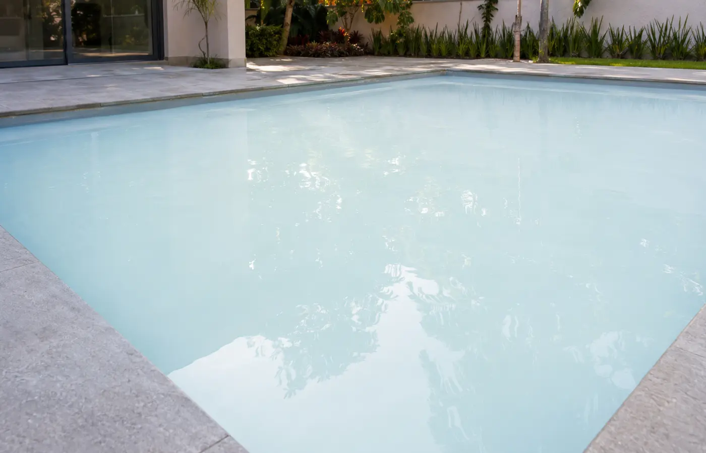 Exemplo de água branca ou leitosa em piscina