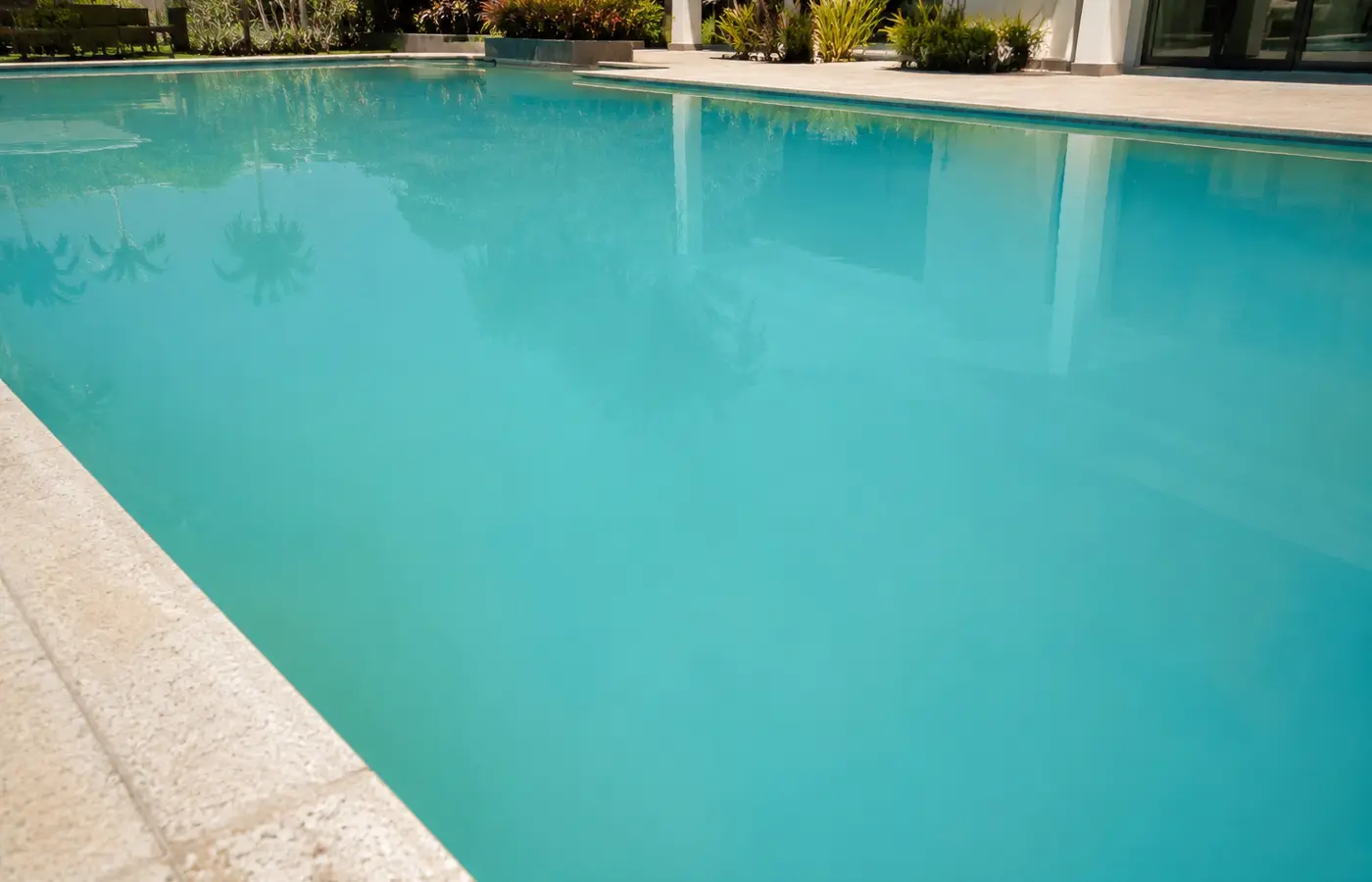 Exemplo de água turva em piscina