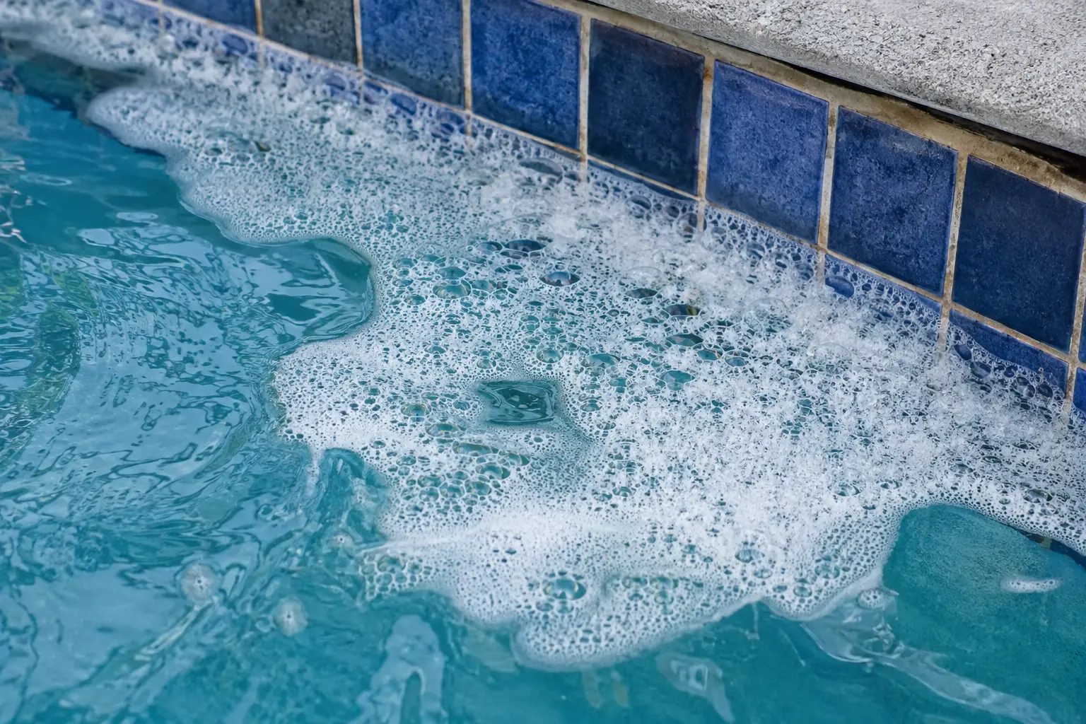 Exemplo de espuma na água em piscina