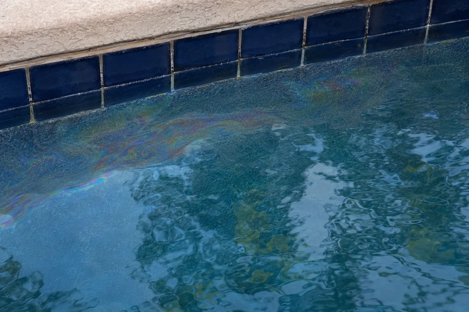 Exemplo de oleosidade em piscina